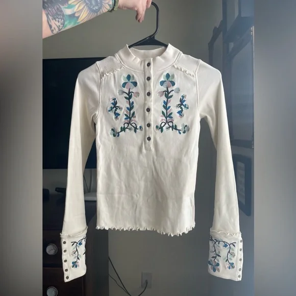 NWOT- Free People Fleur Embroidered Cuff Top ( UNRELEASED SAMPLE ) - Picture 3 of 4
